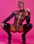 Leopard-Latex-Komplettlook mit Kapuze